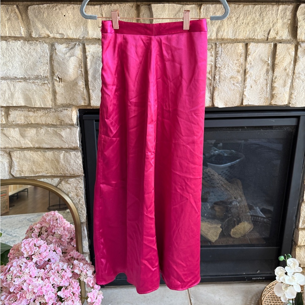⚜️ 3/$25 ⚜️ NWOT Lulus satin magenta pink skirt, size XS.
